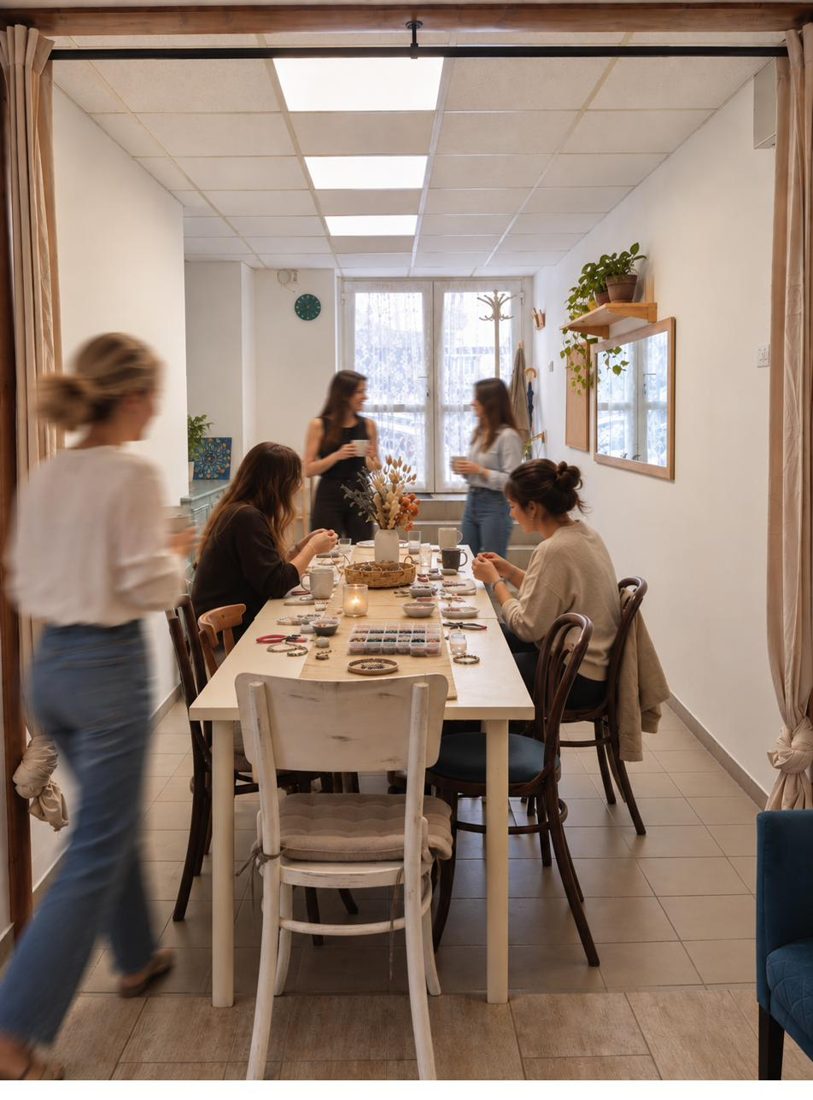 Nők egy hosszú asztal körül workshopon